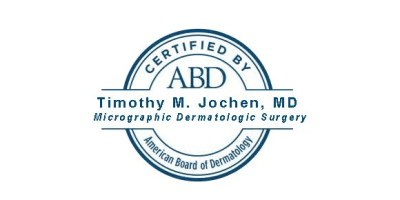 Timothy Jochen, MD está certificado por la Junta Estadounidense de Dermatología para Cirugía Dermatológica Micrográfica de Mohs.